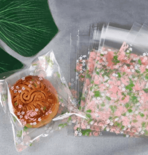 Kit com 98 Sacos/Embalagens de Plástico com estampa Floral com Rosas e Folhas Verdes