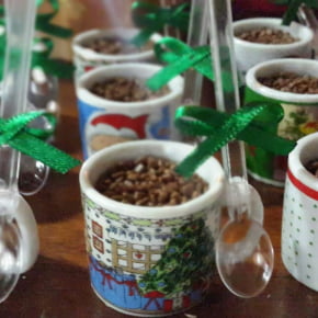 Conjunto de 24 MINI Canecas em porcelana com estampas de Natal - Estampas variadas