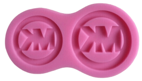 Molde de silicone com forma de letras MK.