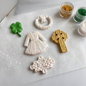 Molde de Silicone em formato de Itens de Batizado - Vestido, Cruz, Guirlanda, Trevo e Moldura